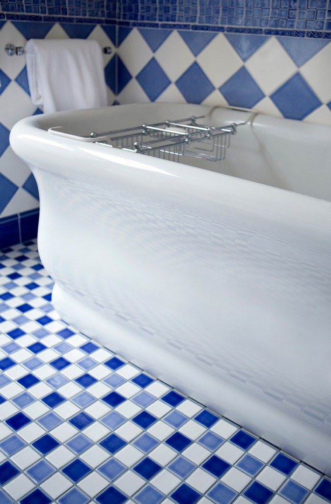 Mittelgroßes Klassisches Kinderbad mit blauen Fliesen, Keramikfliesen, freistehender Badewanne, blauer Wandfarbe, Mosaik-Bodenfliesen, verzierten Schränken, weißen Schränken und Marmor-Waschbecken/Waschtisch in Boston