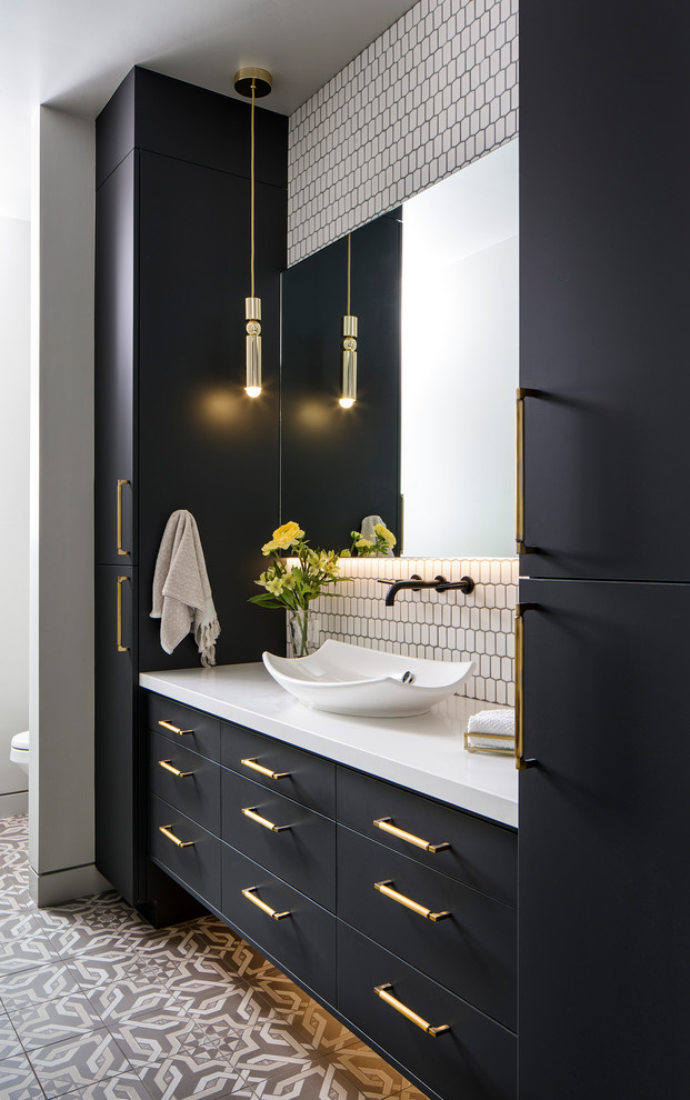 Свежая идея для дизайна: ванная комната в современном стиле с плоскими фасадами, черными фасадами, белой плиткой, плиткой мозаикой, белыми стенами, настольной раковиной, разноцветным полом и белой столешницей - отличное фото интерьера