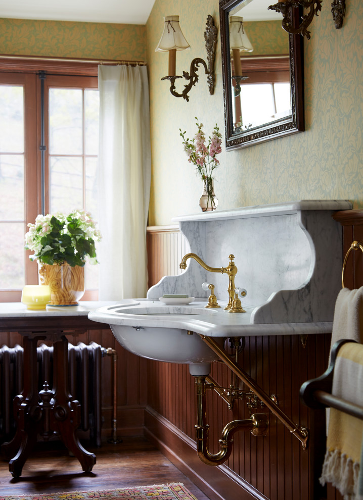 Foto di una stanza da bagno vittoriana con pareti multicolore, parquet scuro, lavabo sottopiano e pavimento marrone