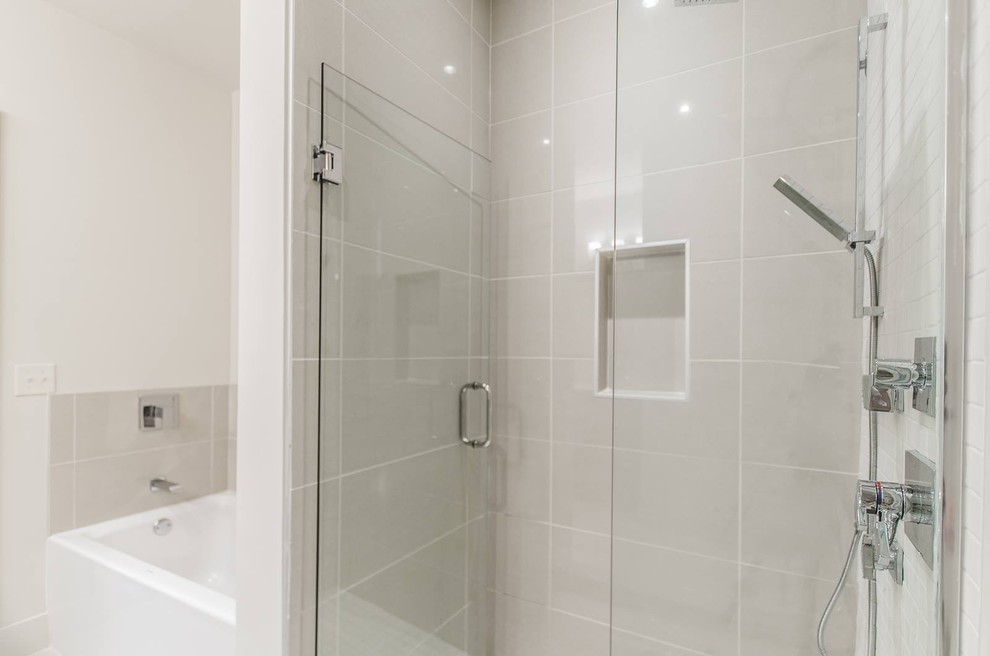 Idee per una stanza da bagno con doccia minimal di medie dimensioni con vasca ad alcova, doccia alcova, piastrelle beige, piastrelle in gres porcellanato e pareti bianche