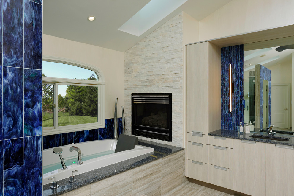 Idée de décoration pour une grande salle de bain principale design avec un lavabo encastré, un placard à porte plane, des portes de placard blanches, un plan de toilette en quartz modifié, une baignoire posée, une douche double, un carrelage bleu, un carrelage en pâte de verre, un sol en carrelage de céramique et un mur blanc.