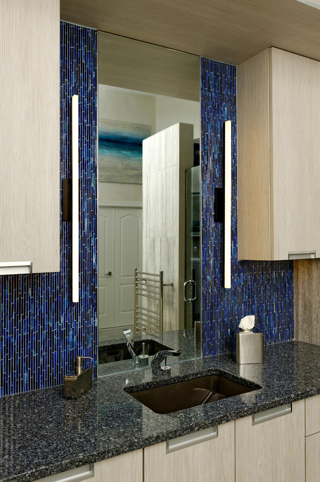 Foto di una grande stanza da bagno padronale minimal con piastrelle blu, piastrelle di vetro, lavabo sottopiano, ante lisce, ante bianche, top in quarzo composito, vasca da incasso, pareti bianche e pavimento con piastrelle in ceramica