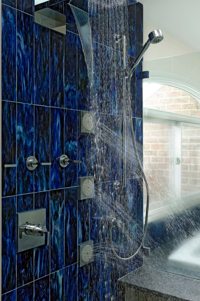На фото: большая главная ванная комната в современном стиле с синей плиткой, стеклянной плиткой, врезной раковиной, плоскими фасадами, белыми фасадами, столешницей из искусственного кварца, накладной ванной, двойным душем, белыми стенами и полом из керамической плитки с