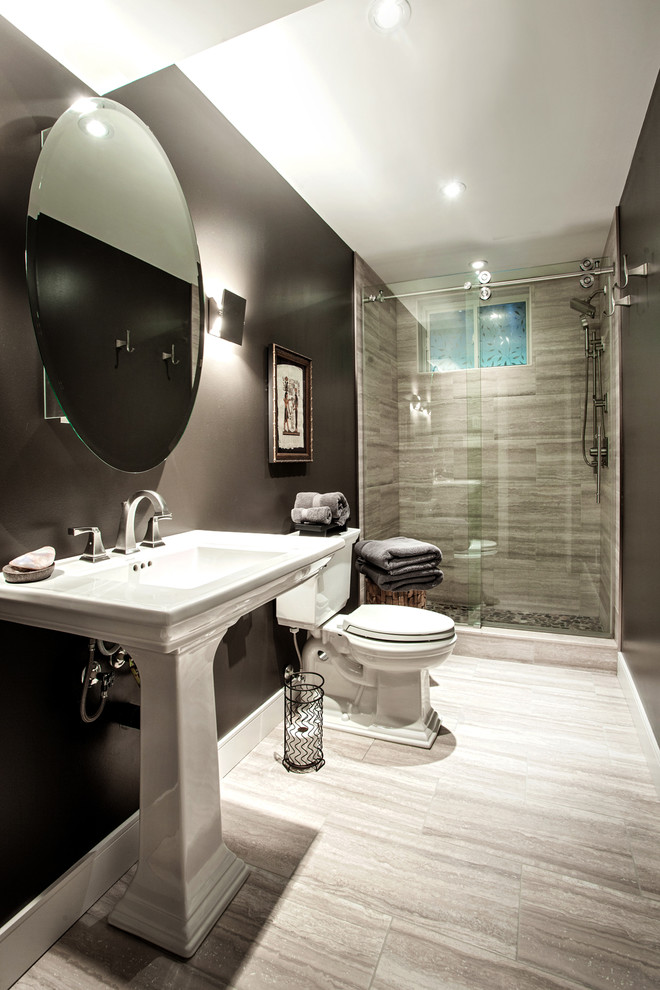 Diseño de cuarto de baño clásico renovado de tamaño medio con ducha empotrada, sanitario de dos piezas, paredes grises, aseo y ducha y lavabo con pedestal