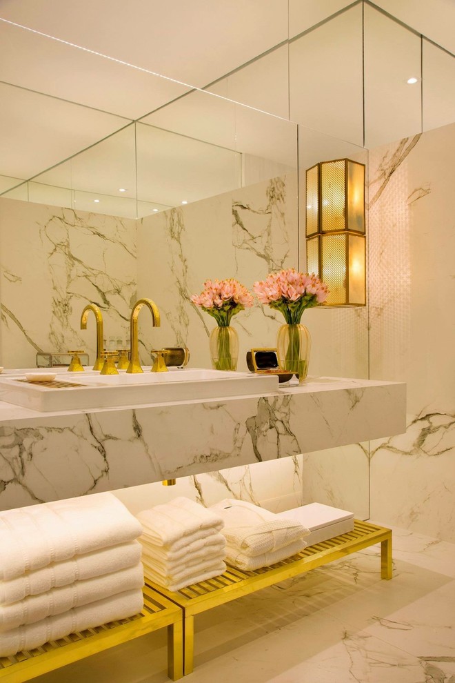 На фото: главная ванная комната среднего размера в современном стиле с накладной раковиной и столешницей из искусственного камня с