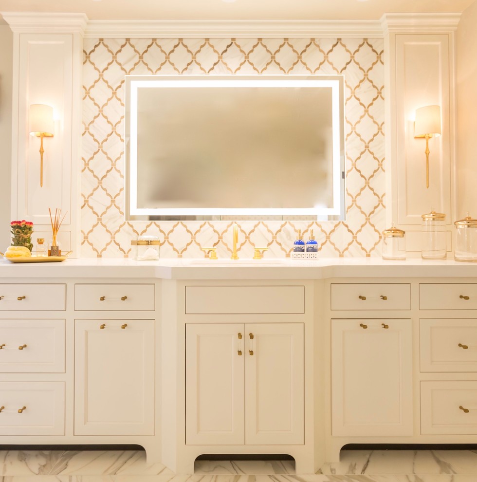 Idéer för ett klassiskt en-suite badrum, med luckor med infälld panel, vita skåp, ett fristående badkar, en öppen dusch, vit kakel, stenkakel, grå väggar, marmorgolv, ett undermonterad handfat och bänkskiva i kvarts
