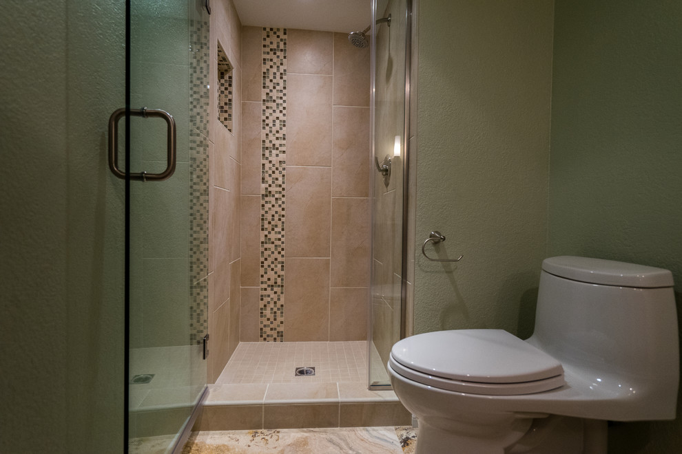 Cette image montre une salle de bain traditionnelle en bois brun de taille moyenne avec un lavabo encastré, un placard en trompe-l'oeil, WC à poser, un carrelage beige, des carreaux de céramique, un mur vert, un sol en travertin et un plan de toilette en quartz.