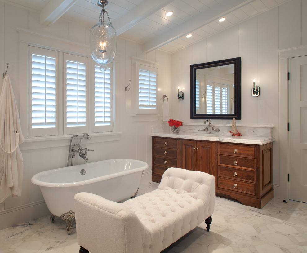 Foto di una stanza da bagno stile marinaro con vasca con piedi a zampa di leone e top in marmo