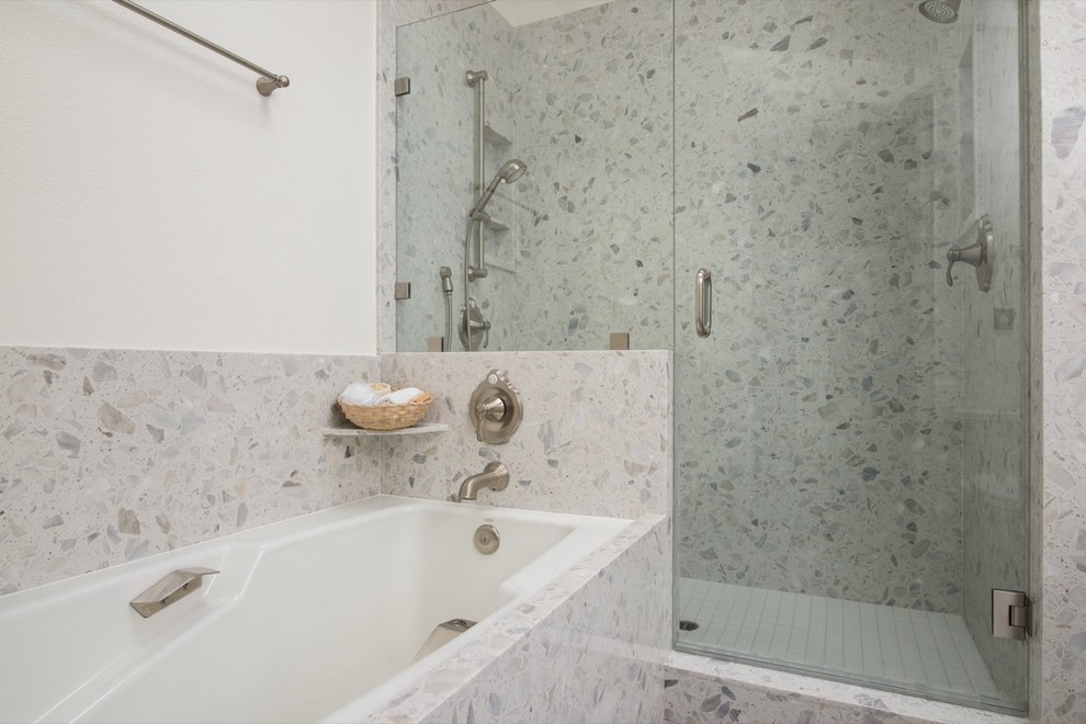 На фото: большая главная ванная комната в морском стиле с накладной раковиной, стеклянными фасадами, серыми фасадами, столешницей из ламината, накладной ванной, душем в нише, унитазом-моноблоком, бежевой плиткой, керамической плиткой, белыми стенами и полом из керамической плитки