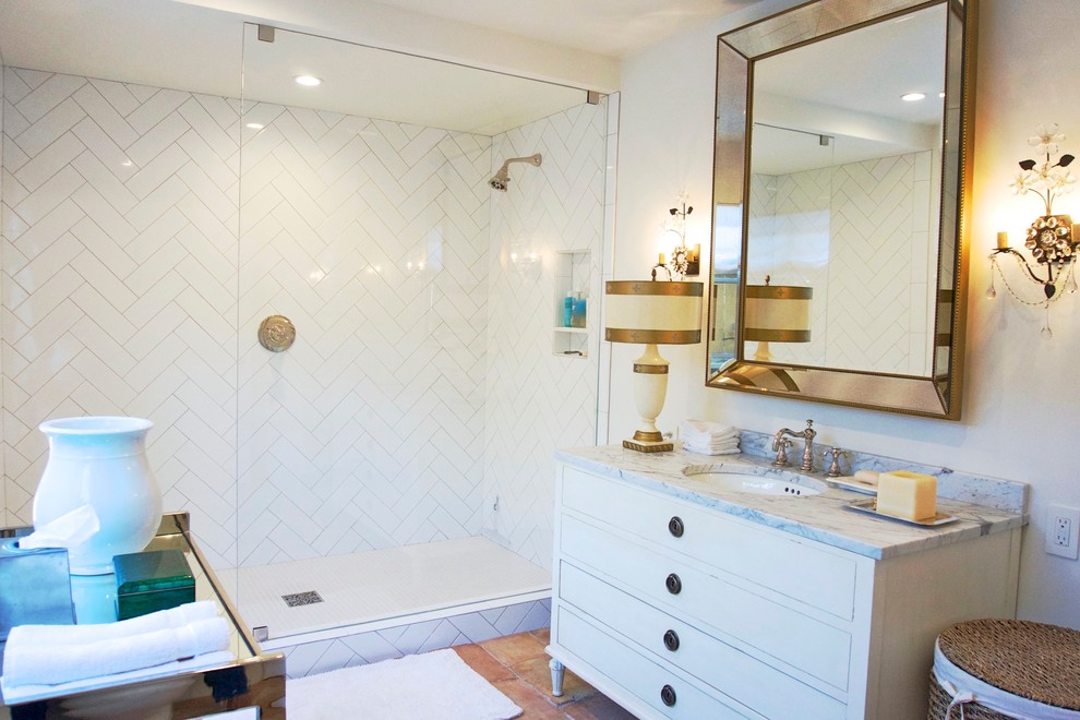Inspiration för ett mellanstort lantligt badrum med dusch, med möbel-liknande, vita skåp, en öppen dusch, vit kakel, tunnelbanekakel, vita väggar, klinkergolv i terrakotta, ett undermonterad handfat och marmorbänkskiva