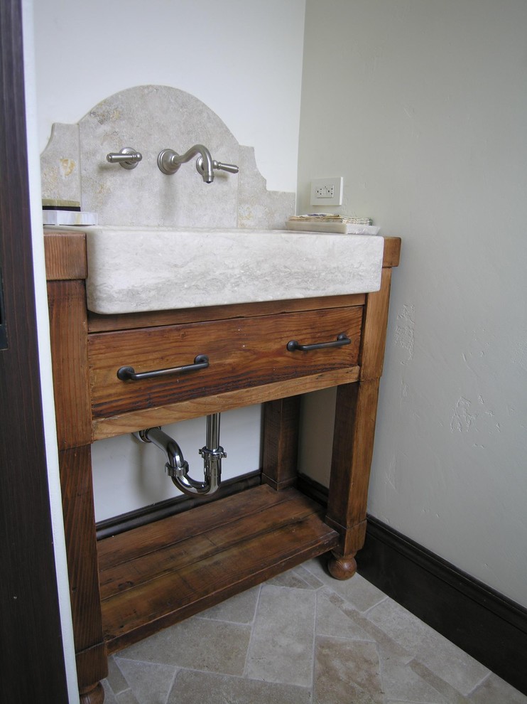 Modelo de cuarto de baño clásico pequeño con armarios tipo mueble, puertas de armario de madera oscura, paredes beige, suelo de travertino y aseo y ducha