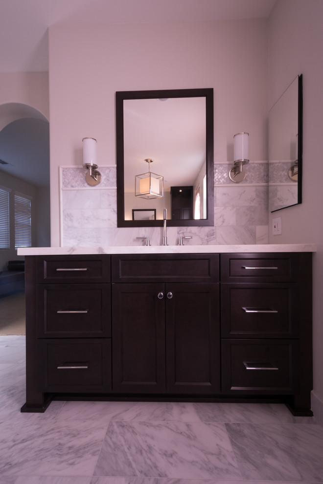 Foto di una grande stanza da bagno padronale moderna con ante in stile shaker, ante in legno bruno, WC monopezzo, pareti grigie, pavimento in marmo, lavabo sottopiano e top in marmo