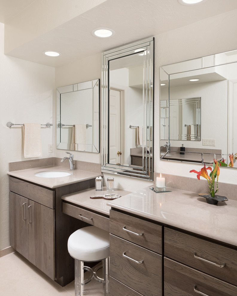 Großes Modernes Badezimmer En Suite mit flächenbündigen Schrankfronten, dunklen Holzschränken, weißer Wandfarbe, Keramikboden, Unterbauwaschbecken und Granit-Waschbecken/Waschtisch in San Diego