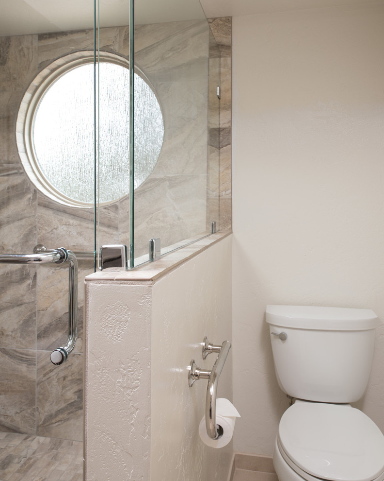 Idéer för ett stort modernt en-suite badrum, med släta luckor, en hörndusch, en toalettstol med hel cisternkåpa, flerfärgad kakel, stenhäll, vita väggar och klinkergolv i keramik