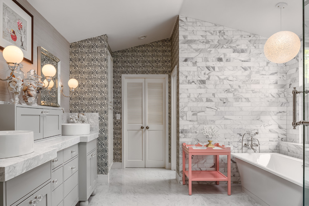 Inredning av ett klassiskt stort en-suite badrum, med luckor med infälld panel, grå skåp, ett fristående badkar, en hörndusch, grå kakel, porslinskakel, flerfärgade väggar, klinkergolv i porslin, ett piedestal handfat och granitbänkskiva