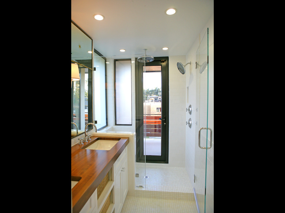 Cette image montre une petite salle de bain principale design avec un lavabo encastré, un placard avec porte à panneau surélevé, un plan de toilette en bois, une douche ouverte, WC à poser, un carrelage beige, des carreaux de porcelaine, un mur blanc et un sol en carrelage de céramique.
