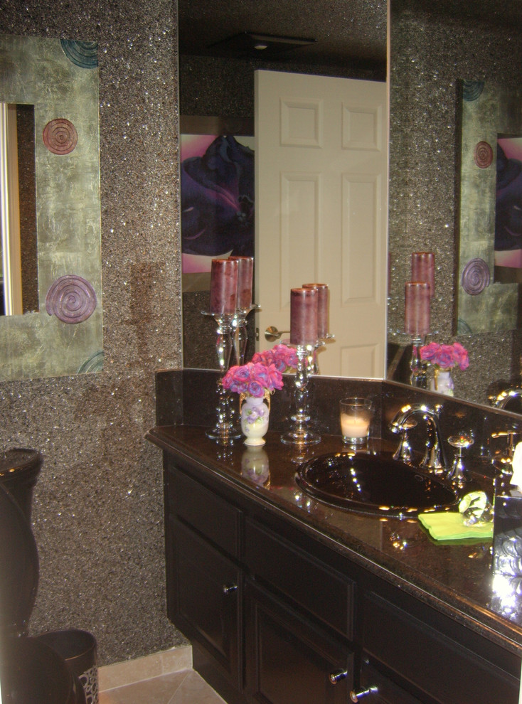 Idéer för ett modernt badrum, med ett nedsänkt handfat, svarta skåp, granitbänkskiva, grå väggar och travertin golv