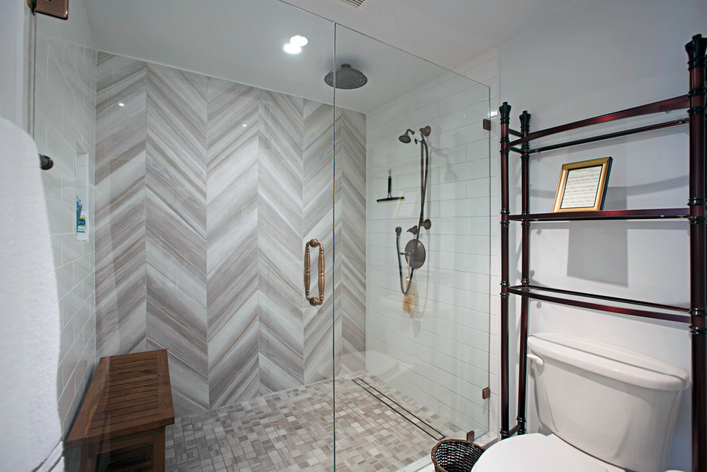 Inspiration för små maritima en-suite badrum, med en dusch i en alkov, en toalettstol med separat cisternkåpa, vit kakel, kakelplattor, vita väggar, klinkergolv i keramik, beiget golv och dusch med gångjärnsdörr