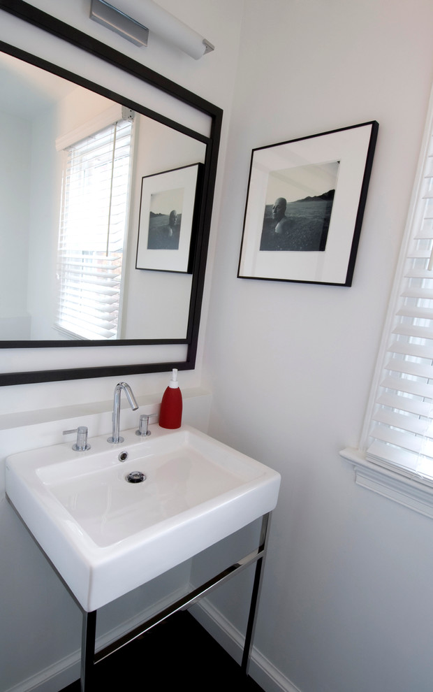 Стильный дизайн: ванная комната в стиле модернизм с белыми стенами и душевой кабиной - последний тренд