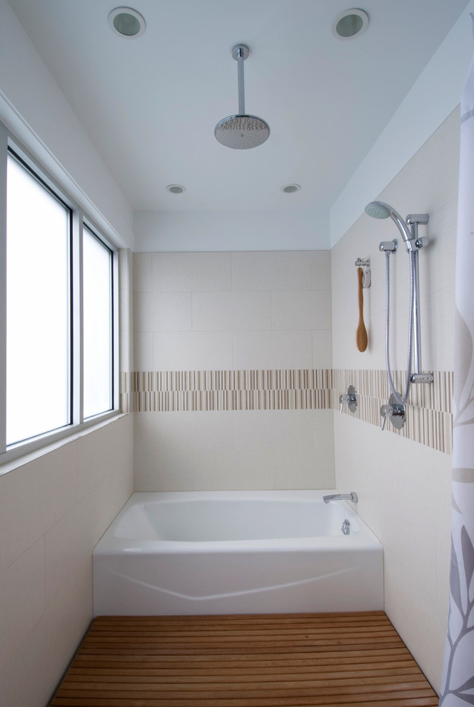 Idee per una stanza da bagno padronale moderna con vasca ad alcova, doccia aperta, piastrelle beige e pareti bianche