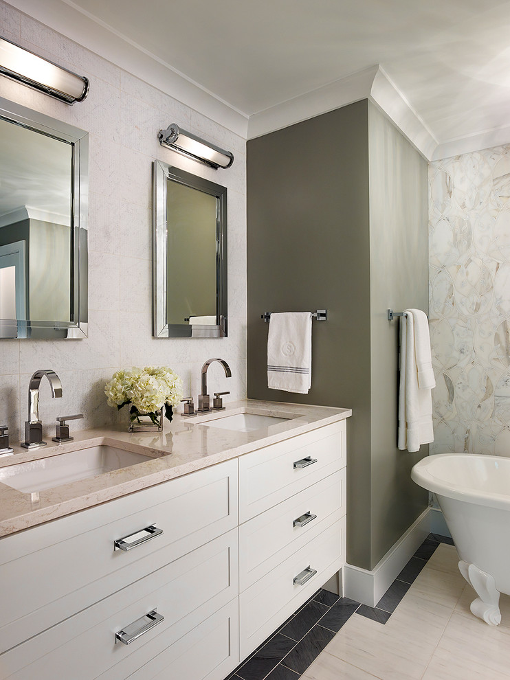 Foto på ett vintage en-suite badrum, med vita skåp, ett badkar med tassar, gröna väggar, ett undermonterad handfat, bänkskiva i kvarts, vit kakel, möbel-liknande, klinkergolv i porslin och beiget golv
