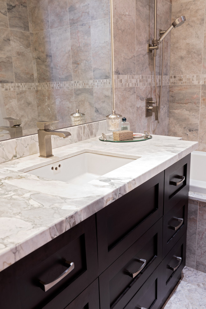 Inspiration för mellanstora klassiska en-suite badrum, med skåp i shakerstil, svarta skåp, ett badkar i en alkov, en dusch/badkar-kombination, grå kakel, keramikplattor, grå väggar, klinkergolv i porslin, ett undermonterad handfat, marmorbänkskiva, grått golv och dusch med duschdraperi