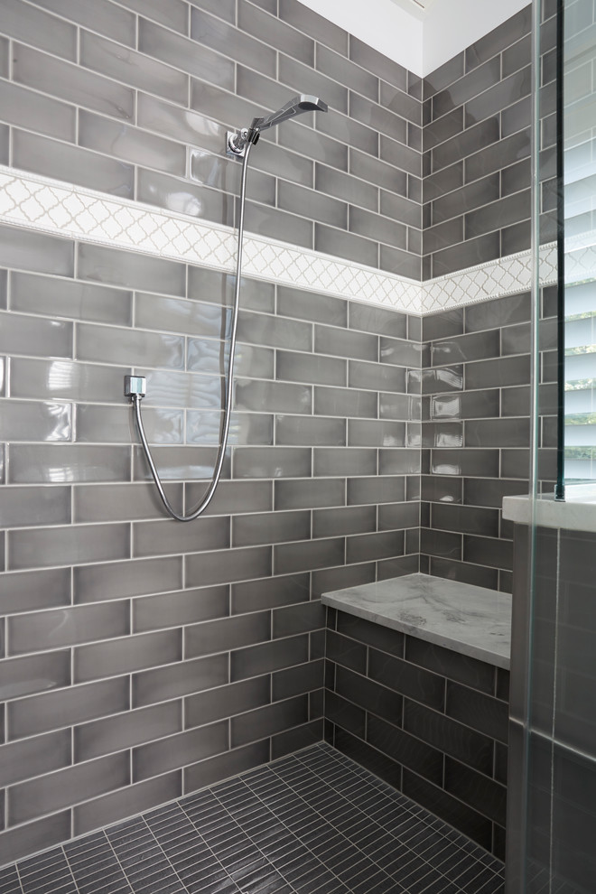 Foto på ett stort funkis en-suite badrum, med ett fristående badkar, en dubbeldusch, grå kakel, keramikplattor, vita väggar, klinkergolv i porslin, grått golv och dusch med gångjärnsdörr