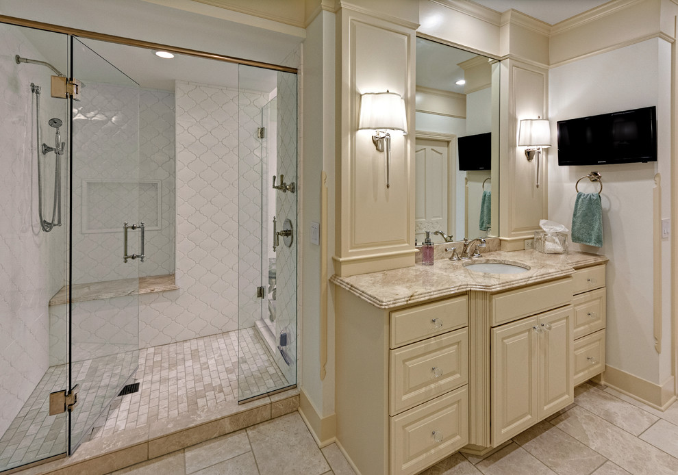 Klassisk inredning av ett stort en-suite badrum, med luckor med upphöjd panel, beige skåp, en jacuzzi, en öppen dusch, vit kakel, keramikplattor, vita väggar, klinkergolv i porslin, ett undermonterad handfat och granitbänkskiva