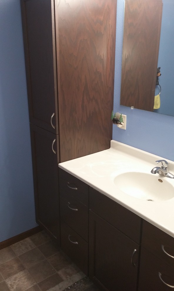 Стильный дизайн: ванная комната в стиле кантри с фасадами в стиле шейкер, синими стенами и монолитной раковиной - последний тренд