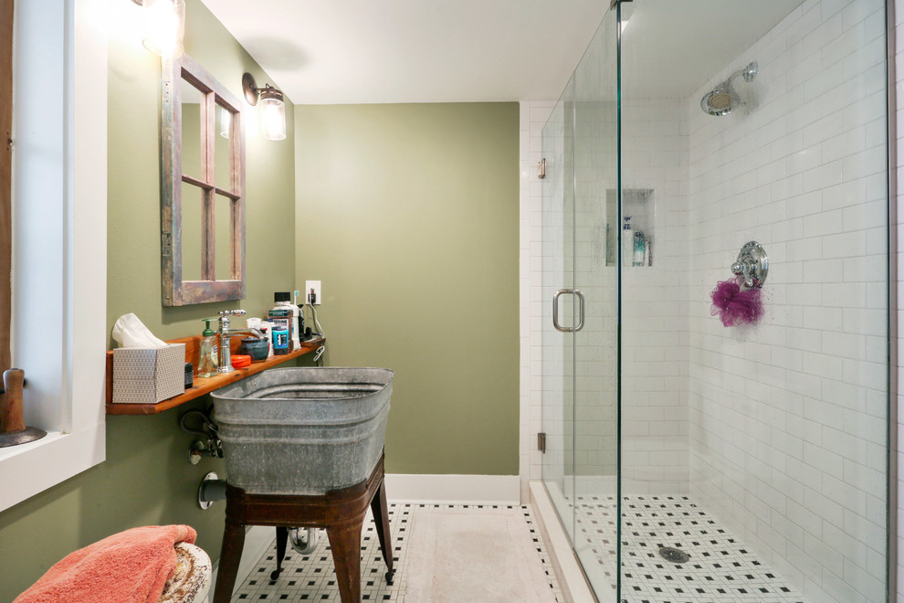 Immagine di una stanza da bagno chic di medie dimensioni con doccia ad angolo, pistrelle in bianco e nero, piastrelle in gres porcellanato e pareti verdi