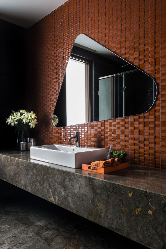 Пример оригинального дизайна: ванная комната в современном стиле с красной плиткой, настольной раковиной, разноцветным полом, разноцветной столешницей и тумбой под одну раковину