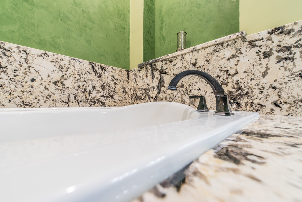Inredning av ett klassiskt stort en-suite badrum, med en öppen dusch, gröna väggar, ett nedsänkt handfat och granitbänkskiva