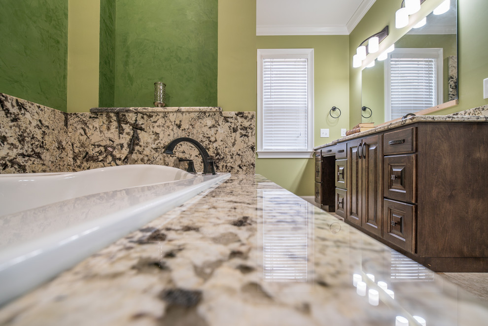 Стильный дизайн: большая главная ванная комната в классическом стиле с открытым душем, серой плиткой, зелеными стенами и накладной раковиной - последний тренд