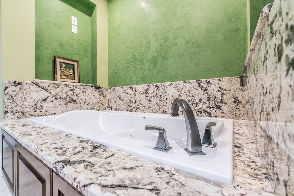 Foto di una grande stanza da bagno padronale tradizionale con doccia aperta, piastrelle grigie, pareti verdi e lavabo da incasso