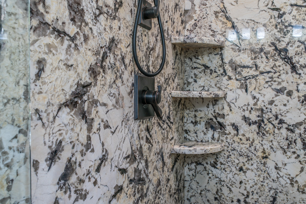 Foto di una grande stanza da bagno padronale minimalista con doccia aperta, piastrelle grigie, pareti verdi e lavabo da incasso