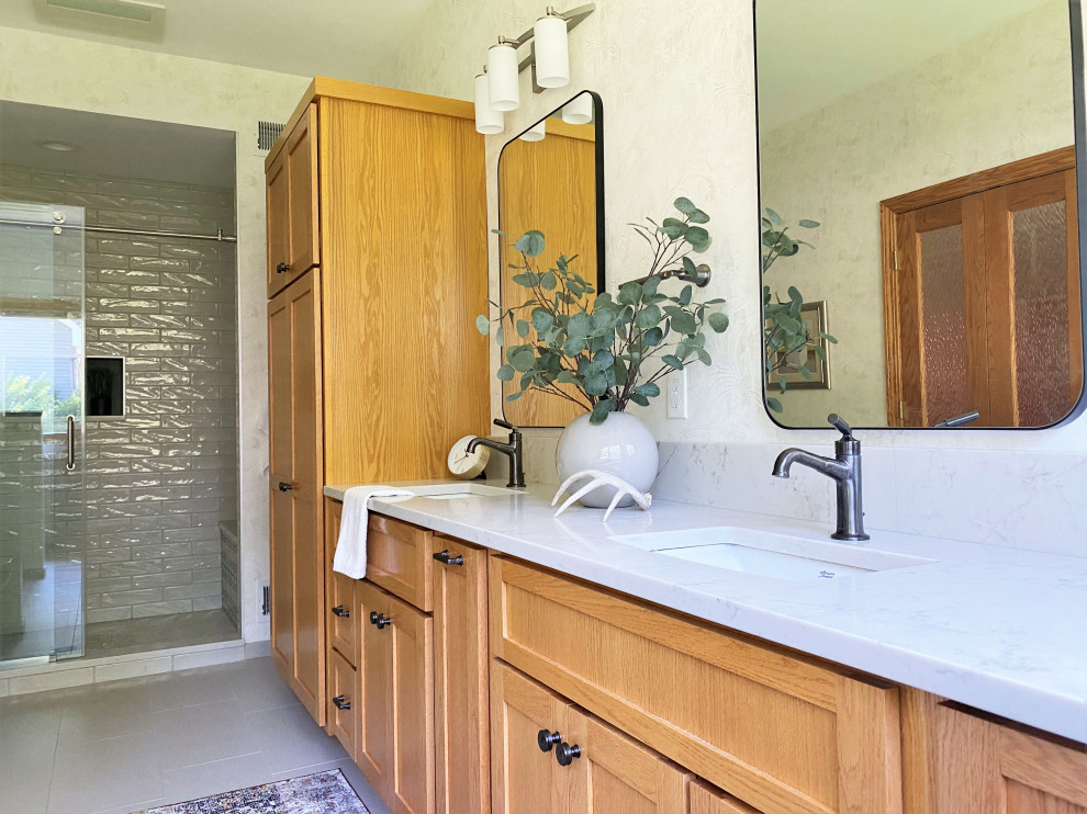 Idées déco pour une grande salle de bain principale classique en bois brun avec un placard à porte shaker, une baignoire en alcôve, un carrelage beige, des carreaux de porcelaine, un sol en carrelage de porcelaine, un lavabo encastré, un plan de toilette en quartz modifié, un sol beige, une cabine de douche à porte coulissante, un plan de toilette blanc, un banc de douche, meuble double vasque, meuble-lavabo encastré et du papier peint.