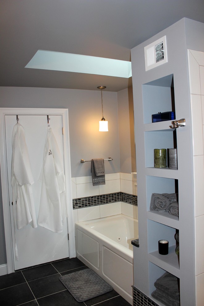 Источник вдохновения для домашнего уюта: огромная главная ванная комната в стиле модернизм с врезной раковиной, фасадами с утопленной филенкой, белыми фасадами, столешницей из гранита, ванной в нише, открытым душем, унитазом-моноблоком, черно-белой плиткой, керамической плиткой, синими стенами и полом из керамической плитки