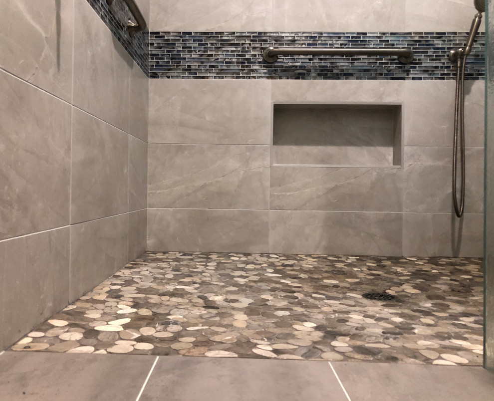 Idee per una stanza da bagno classica di medie dimensioni con ante in stile shaker, pavimento in legno massello medio, pavimento marrone, ante blu, top in granito, top blu, un lavabo e mobile bagno incassato