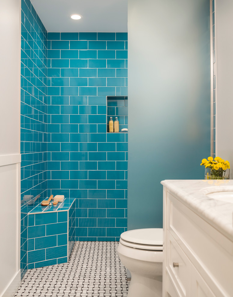Immagine di una piccola stanza da bagno con doccia contemporanea con doccia a filo pavimento, piastrelle blu, pareti bianche e top in marmo