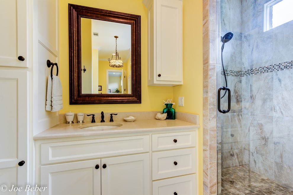 Пример оригинального дизайна: большая главная ванная комната в классическом стиле с врезной раковиной, фасадами в стиле шейкер, столешницей из кварцита, гидромассажной ванной, открытым душем, раздельным унитазом, коричневой плиткой, керамогранитной плиткой, желтыми стенами и полом из керамогранита