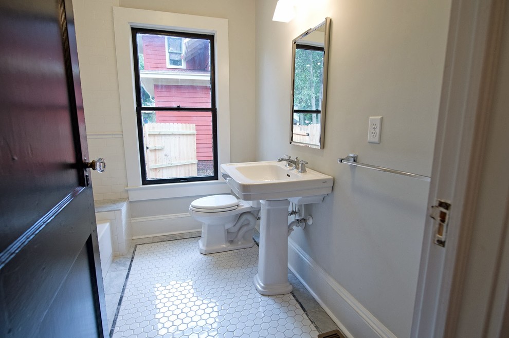 Idee per una stanza da bagno per bambini american style di medie dimensioni con lavabo a colonna, vasca freestanding, WC a due pezzi, piastrelle bianche, pareti grigie e pavimento in marmo