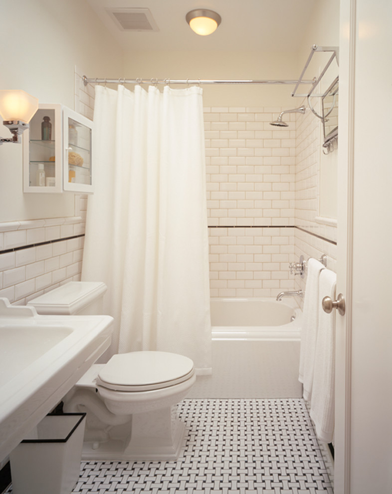 Стильный дизайн: большая главная ванная комната в современном стиле с фасадами островного типа, белыми фасадами, накладной ванной, душем над ванной, унитазом-моноблоком, белой плиткой, керамической плиткой, белыми стенами и полом из керамической плитки - последний тренд