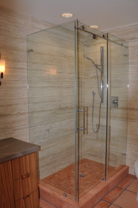 Idées déco pour une petite salle d'eau contemporaine avec un lavabo encastré, un placard à porte plane, une douche d'angle et un mur beige.