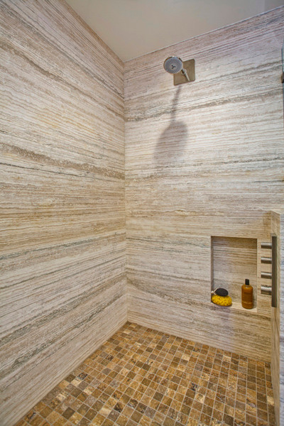 Пример оригинального дизайна: главная ванная комната среднего размера в современном стиле с угловым душем, бежевой плиткой, бежевыми стенами, врезной раковиной, плоскими фасадами и плиткой из листового камня