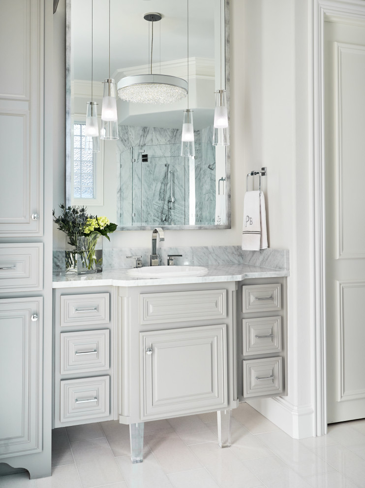 Esempio di una grande stanza da bagno padronale stile marinaro con ante grigie, vasca freestanding, top in marmo, top bianco, un lavabo e mobile bagno incassato