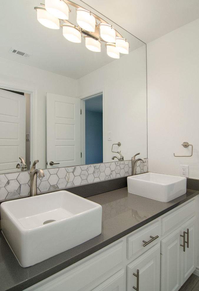 Cette image montre une petite salle de bain minimaliste pour enfant avec un placard à porte shaker, des portes de placard blanches, un carrelage blanc, mosaïque et un plan de toilette en quartz.