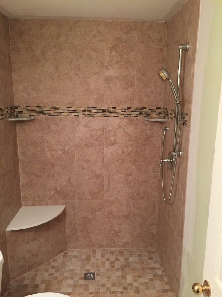 На фото: ванная комната среднего размера в классическом стиле с душем в нише, бежевой плиткой, керамогранитной плиткой, душевой кабиной и стеклянной столешницей с