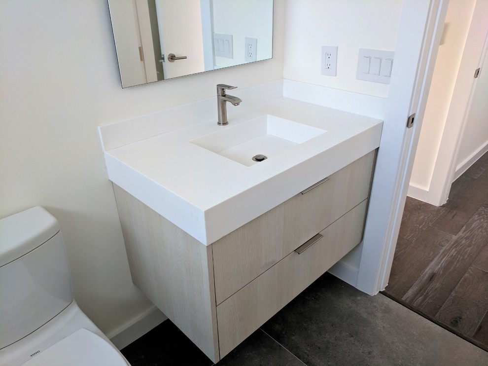 На фото: маленькая ванная комната в стиле модернизм с монолитной раковиной и столешницей из искусственного камня для на участке и в саду