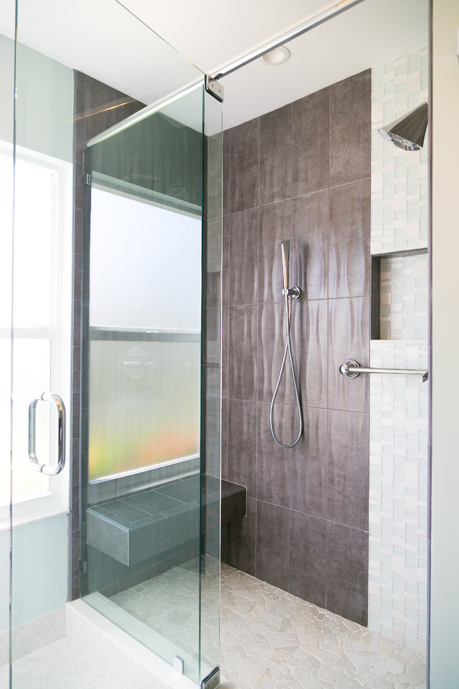 Foto på ett vintage badrum, med en dusch i en alkov, grå kakel, porslinskakel och mosaikgolv