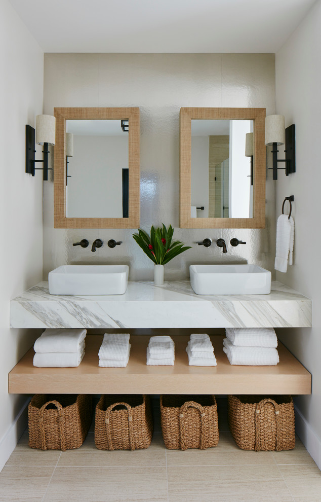 マイアミにあるビーチスタイルのおしゃれな浴室 (白い壁、ベッセル式洗面器) の写真